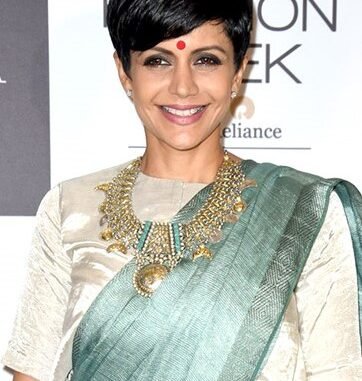 Mandira_Bedi_on_Day_2_of_Lakme_Fashion_Week_2017